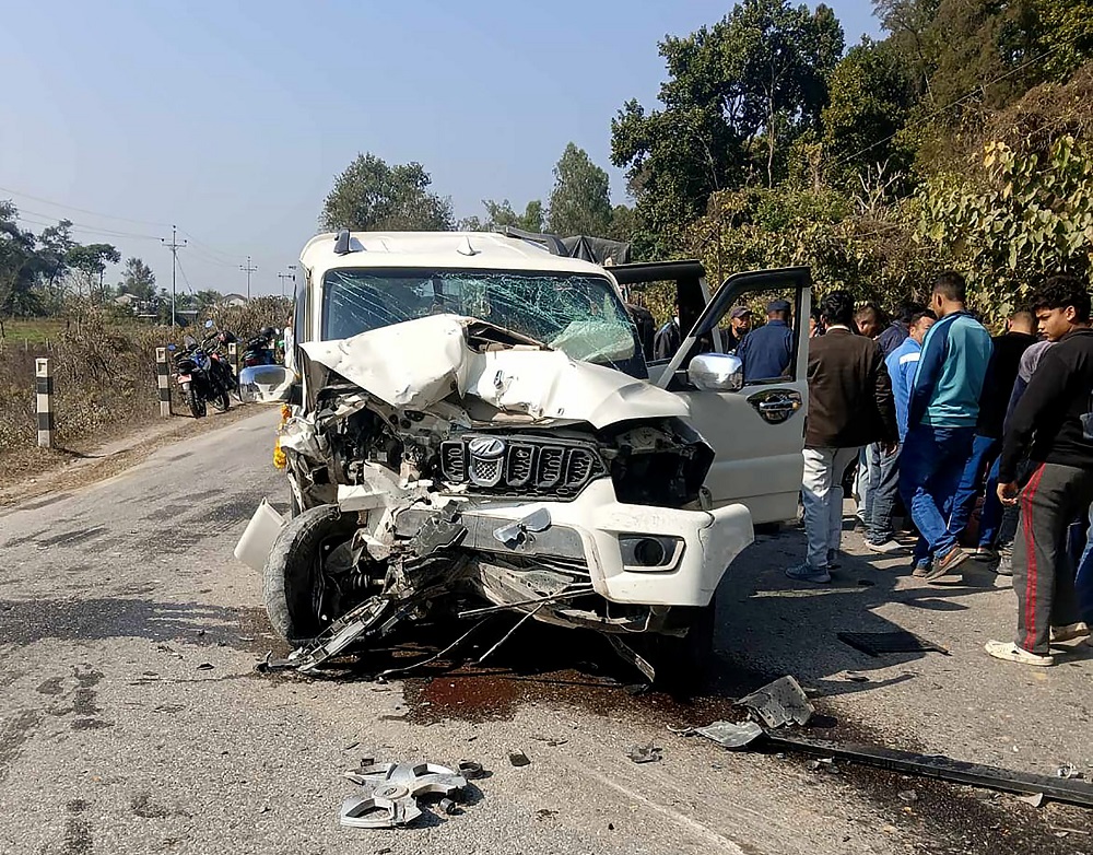 मकवानपुरमा कार दुर्घटना हुँदा चालकको मृत्यु, १३ जना घाइते