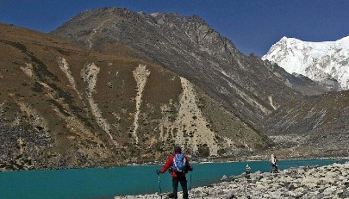 कामकै लागि दशैँ बिर्सिएका ‘पर्यटक भरिया’