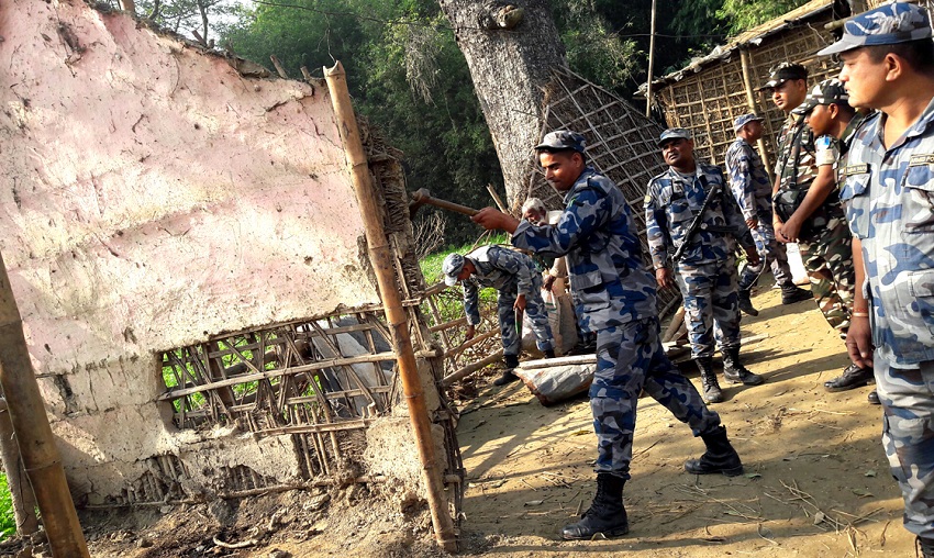 दशगजा क्षेत्रमा बनाइएका संरचनाहरु भत्काउँदै