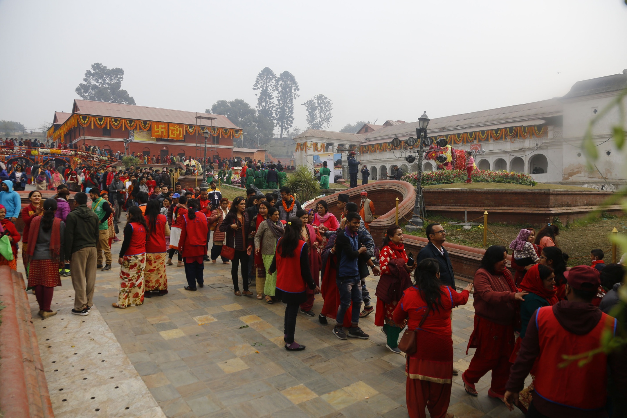 शिवालयमा भक्तजनको भीड: डेढ लाखले पशुपतिको दर्शन गरे