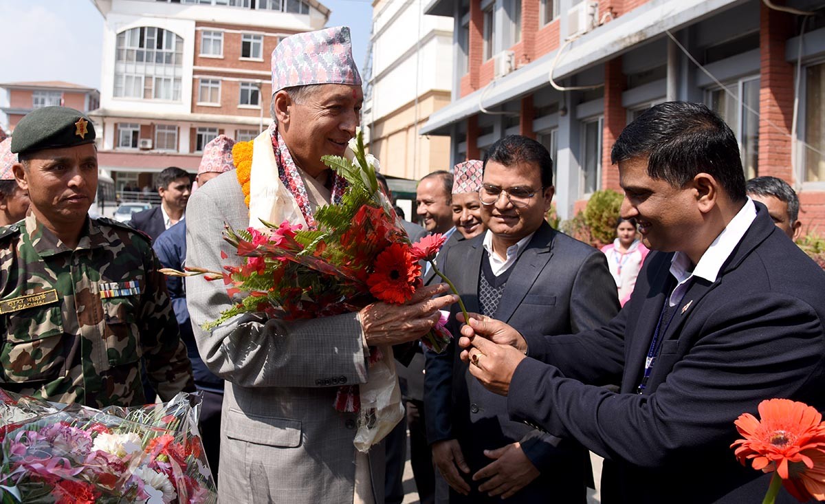 अर्थमन्त्री डा. खतिवडाद्वारा सञ्चार मन्त्रालयको पदभार ग्रहण