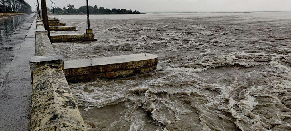 कोशीमा पानीकाे बहाव उच्च, ३८ ढोका खोलिए