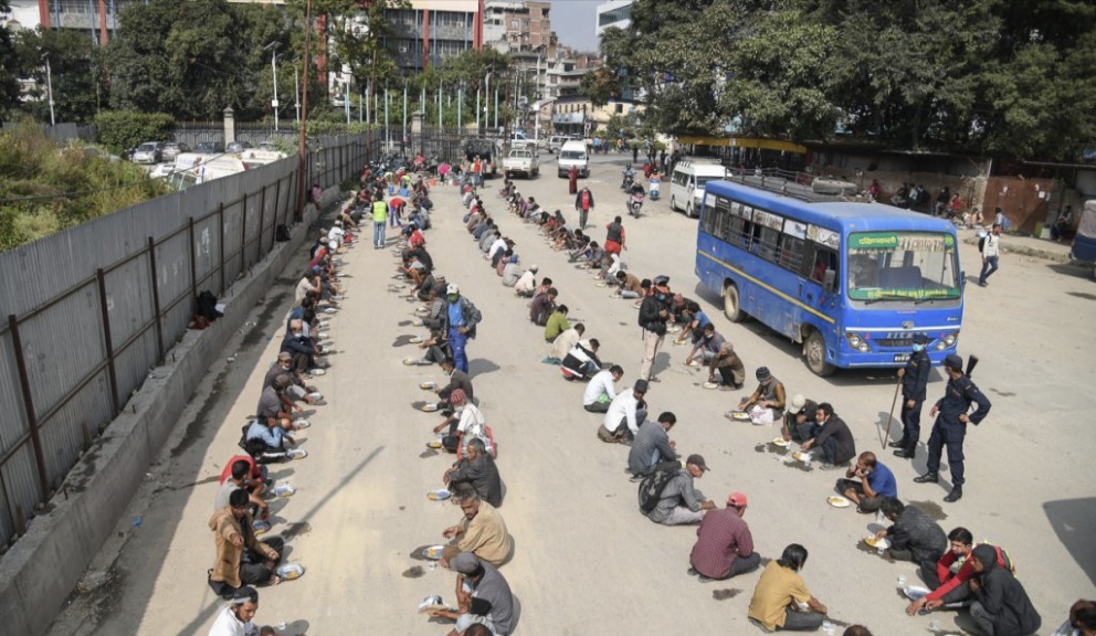 डा. बाबुराम भट्टराईद्वारा खुल्लामञ्चमा सर्वसाधारणलाई खाना वितरण