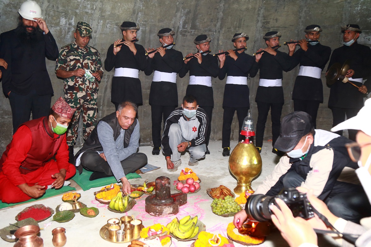 धरहरामा ३३० किलोको गजुर स्थापना