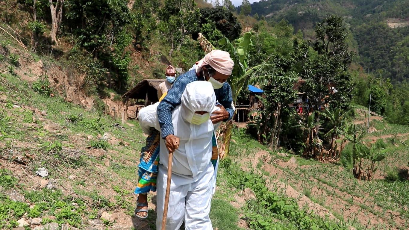 संक्रमितलाई बोकेर आफैँ अस्पताल पुर्‍याउने यी जनप्रतिनिधि