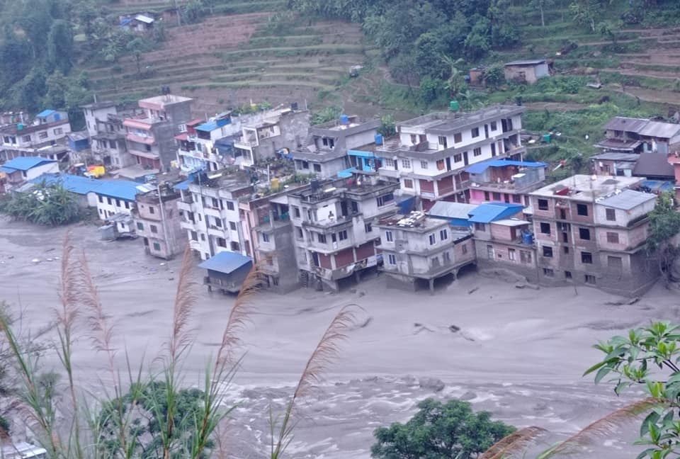 सिन्धुपाल्चोकका बाढी प्रभावितलाई अस्थायी आवास निर्माण शुरु