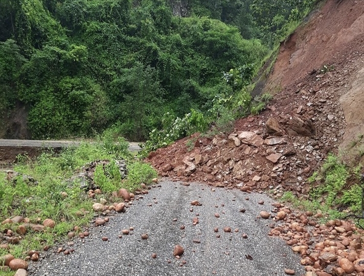 पहिरो र बाढीले भीमदत्त र पृथ्वी राजमार्ग अवरुद्ध