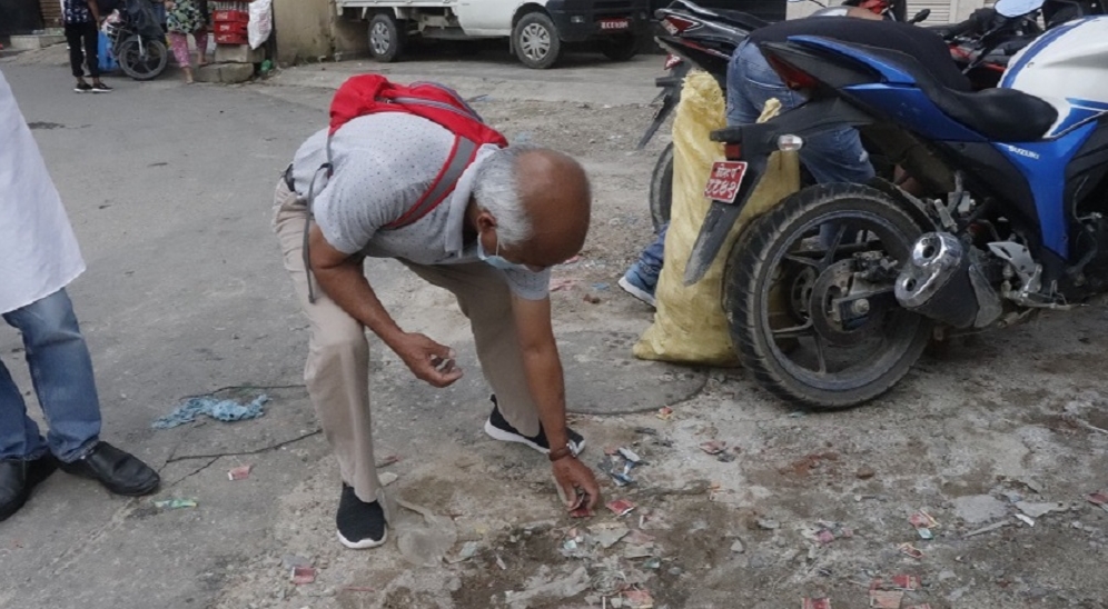 युथ फोर्सले गरेको फोहोर उठाउदै डा. केसी