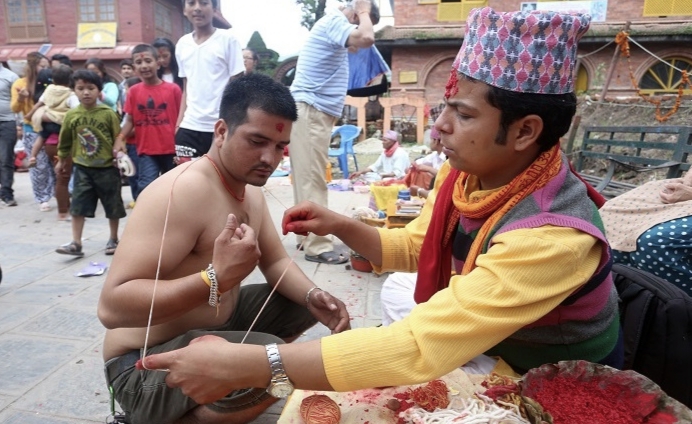 आज जनै पूर्णिमा : तागाधारीले यज्ञोपवीत धारण गर्दै