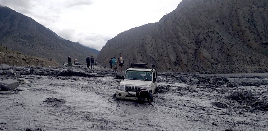 हिमाली बस्तीमा पानी धेरै पर्‍याे, पग्लन थाले परम्परागत घर