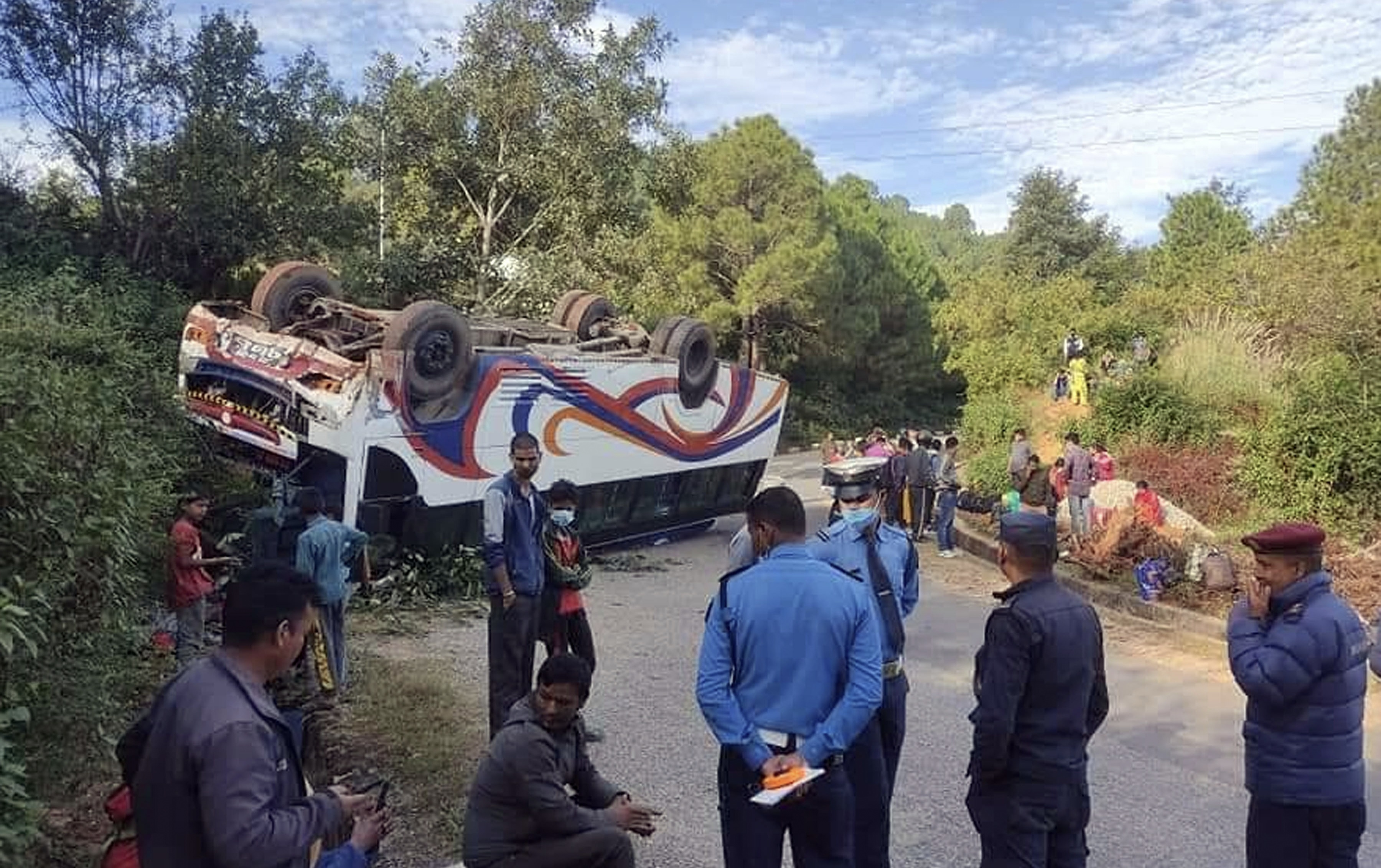 डडेल्धुरामा बस दुर्घटना, १६ जना घाइते