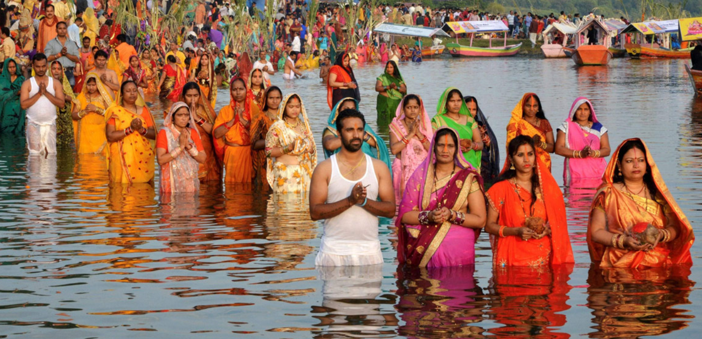 सूर्यदेवको पूजा आराधना गरी मनाइँदै छठ